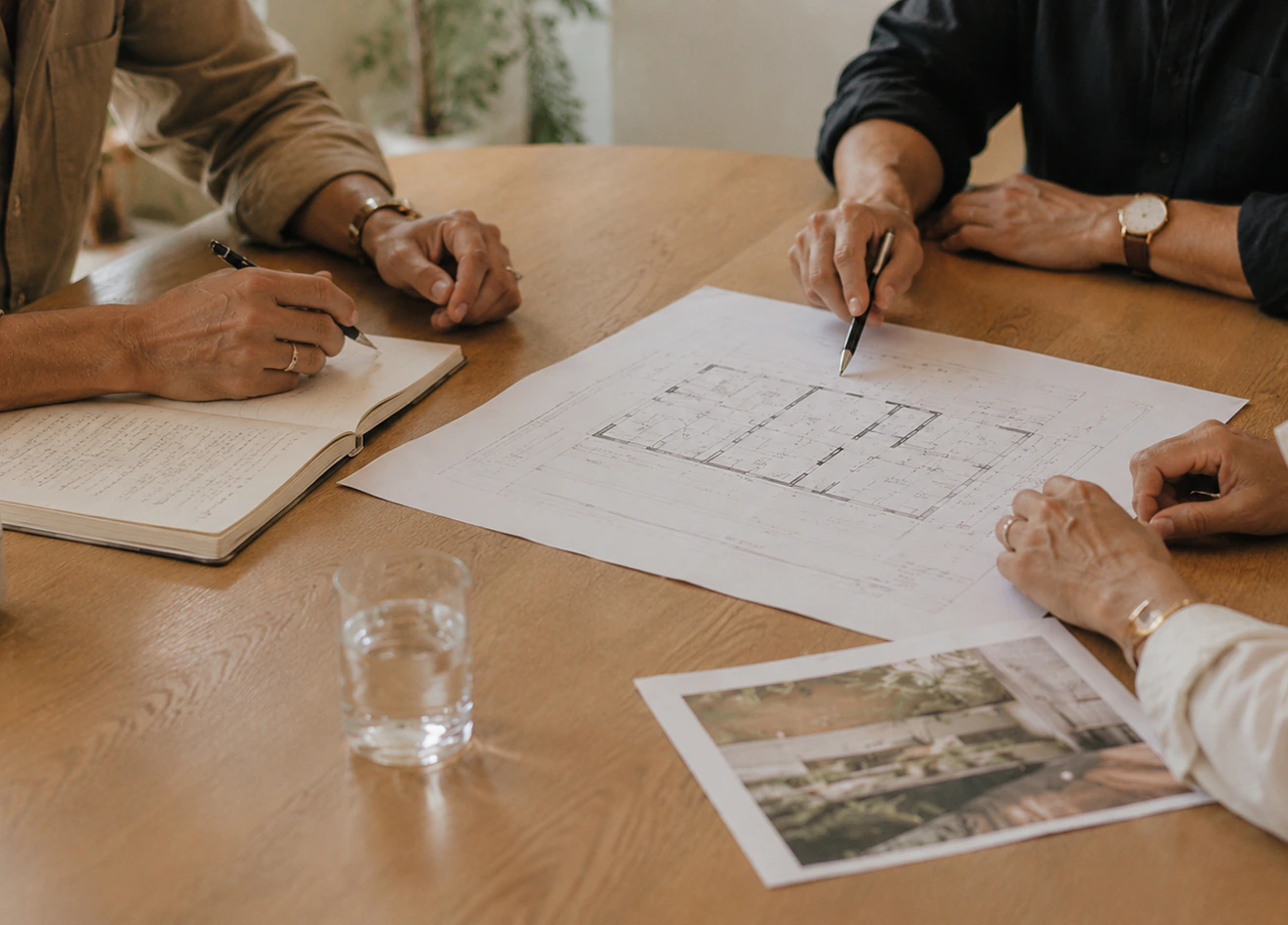 Equipo de Campanyà trabajando con documentación inmobiliaria